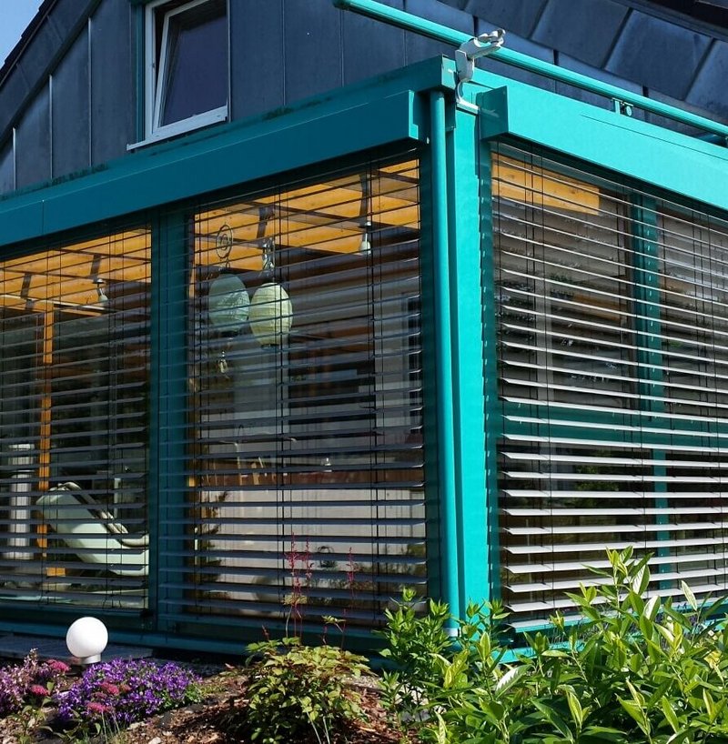 Bild Raffstore an Fensterwand eines Wintergartens